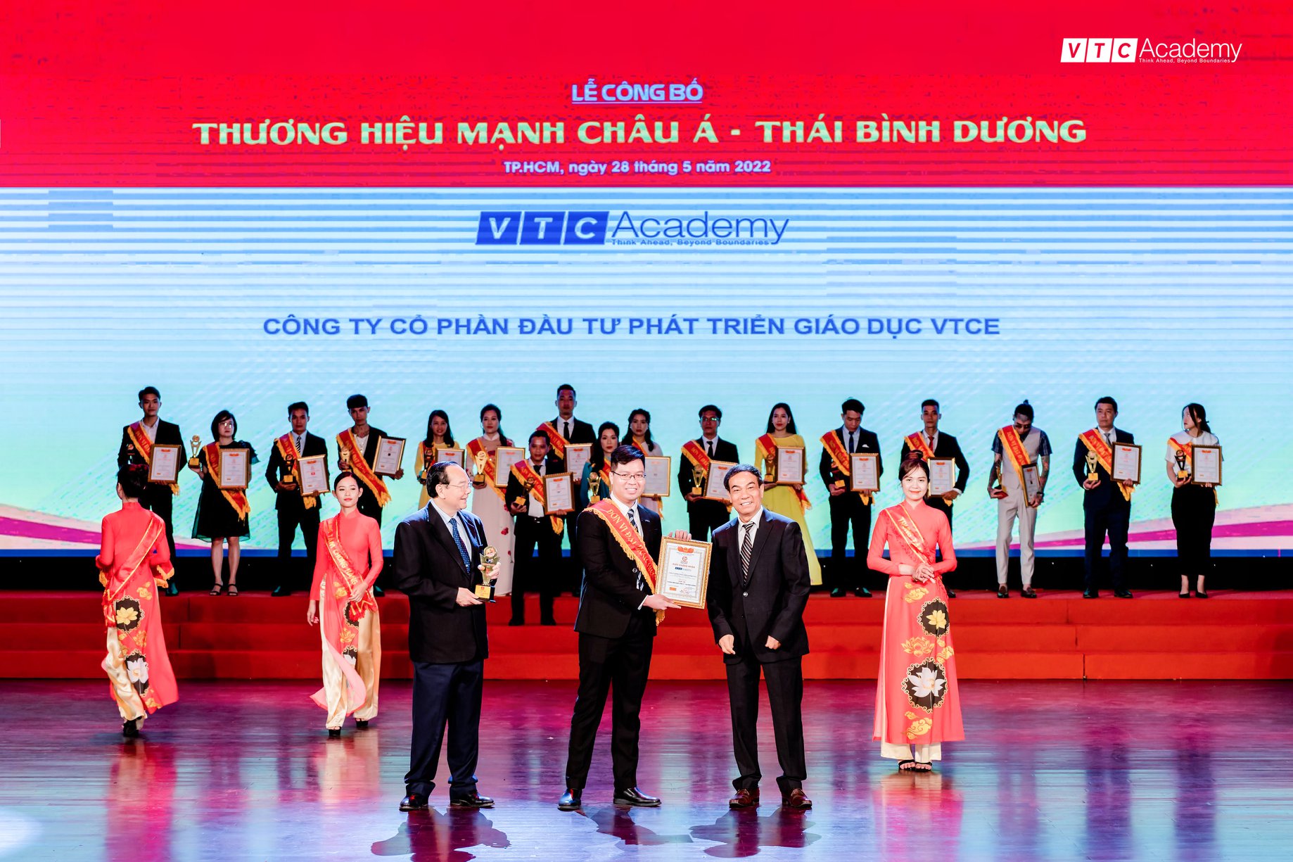 Ông Hoàng Việt Tân dại diện VTC Academy nhận cúp và chứng nhận từ ban tổ chức.