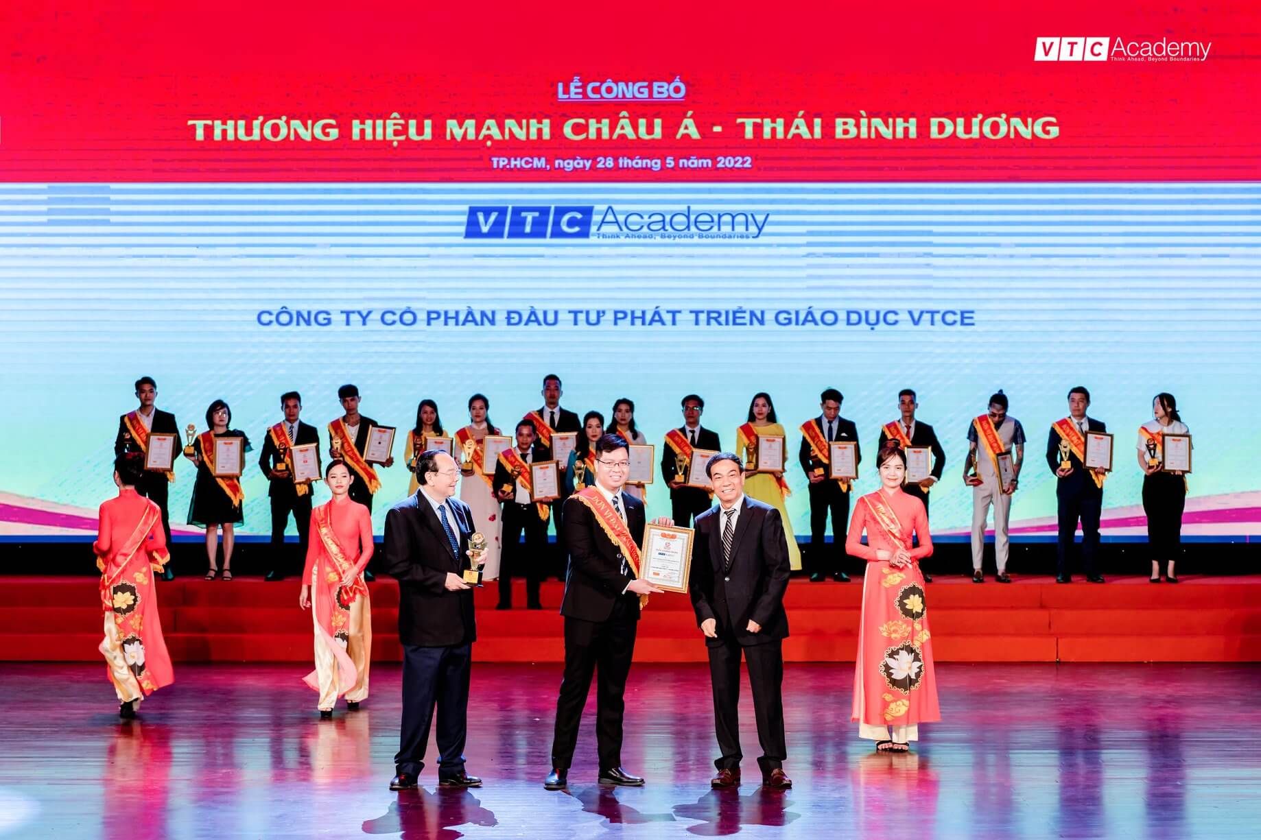 Ông Hoàng Việt Tân dại diện VTC Academy nhận cúp và chứng nhận từ ban tổ chức.