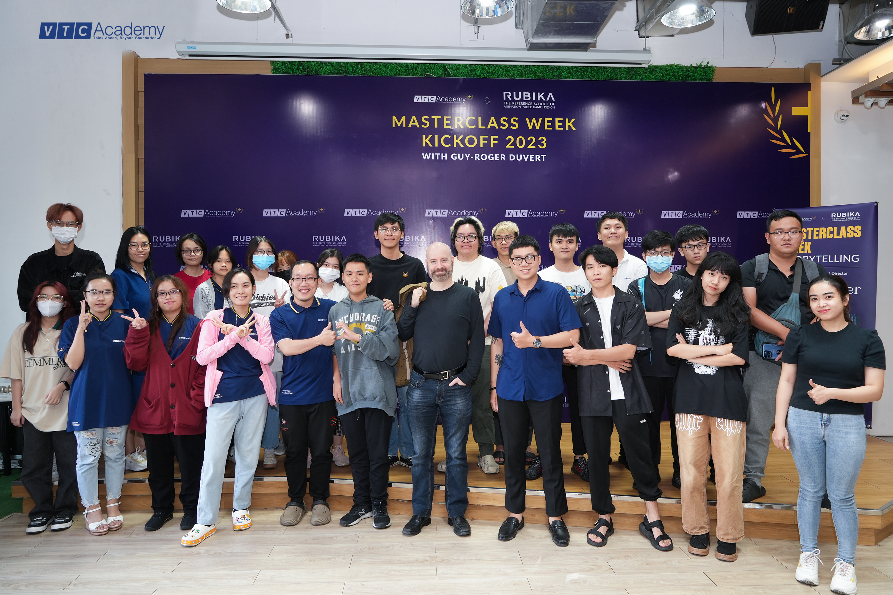 Cac ban hoc vien chup hinh ki niem