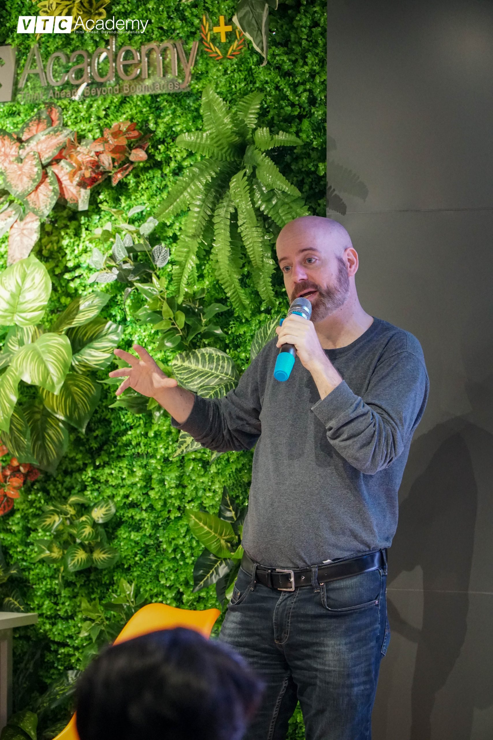 Học viên VTC Academy Hà Nội trải nghiệm một ngày học cùng giảng viên thỉnh giảng RUBIKA: ông Guy-Roger Duvert 3 DSC03070 scaled