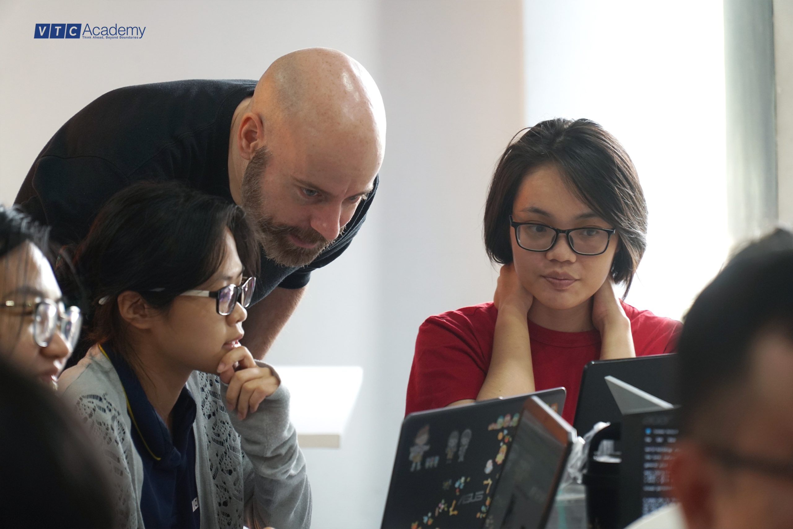 “Nâng trình” xây dựng cốt truyện cùng đạo diễn nổi tiếng Guy-Roger Duvert 2 Dao dien Guy Roger Duvert 1 scaled