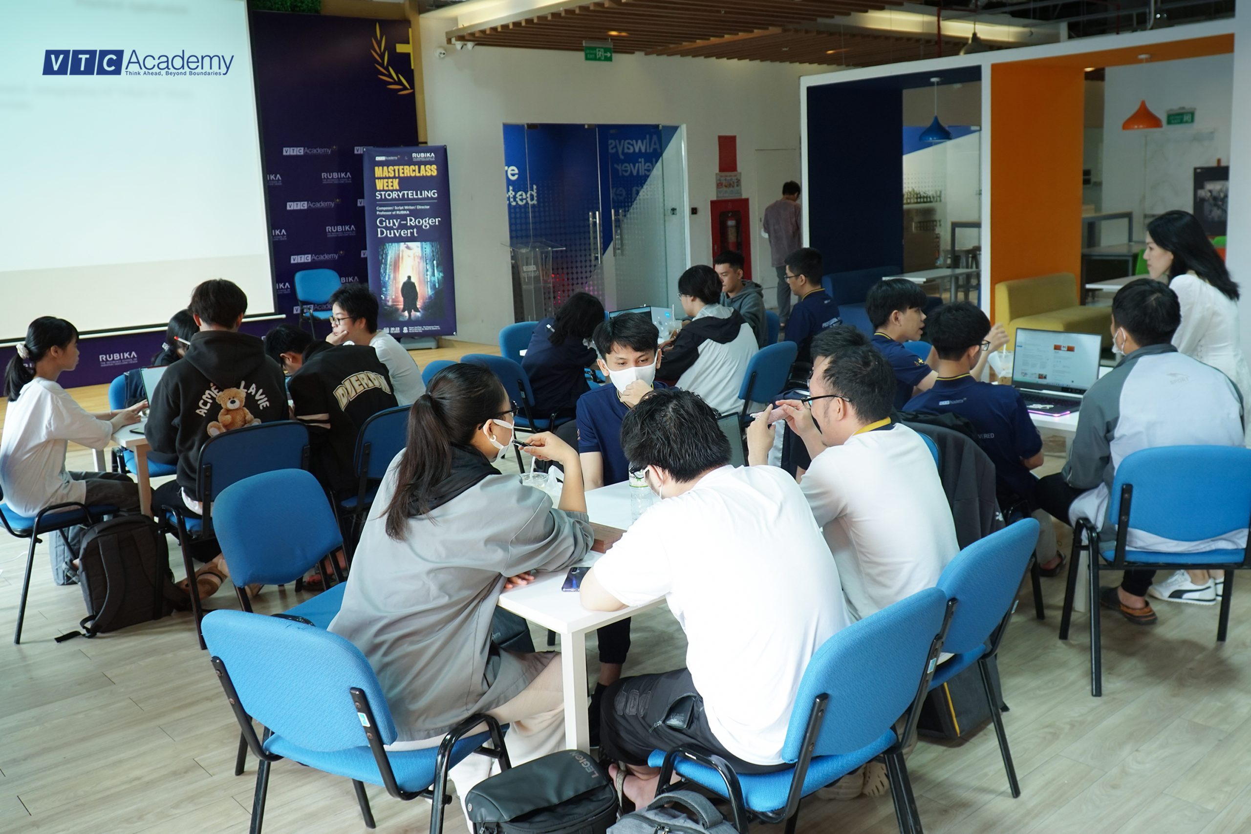 Đạo diễn Guy-Roger Duvert đã mang đến một buổi học thực hành về Storytelling nhiều cảm hứng và đam mê 4 Lop hoc Storytelling cung Guy Roger Duvert scaled