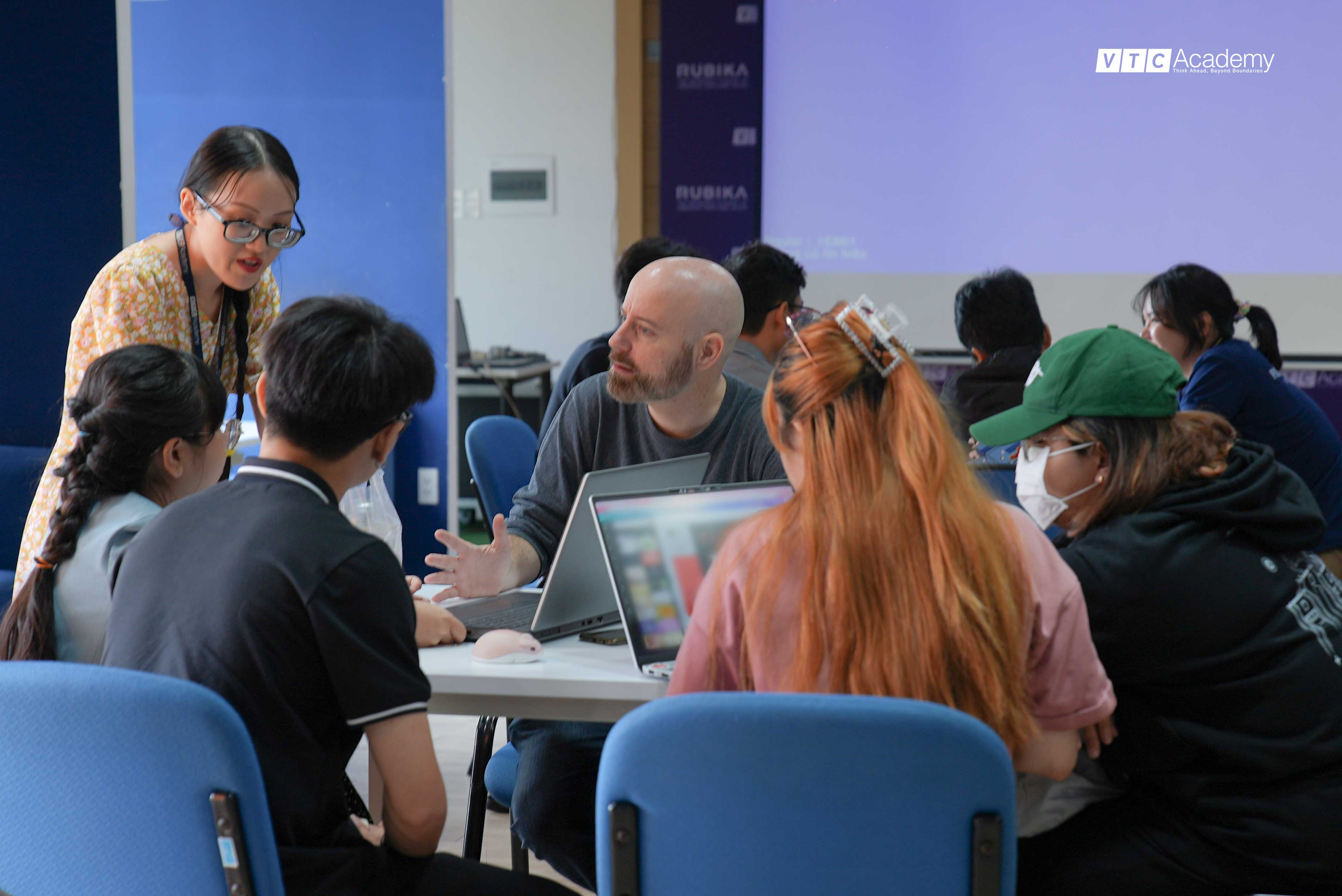 Mr Guy Roger Duvert cung hoc vien VTC