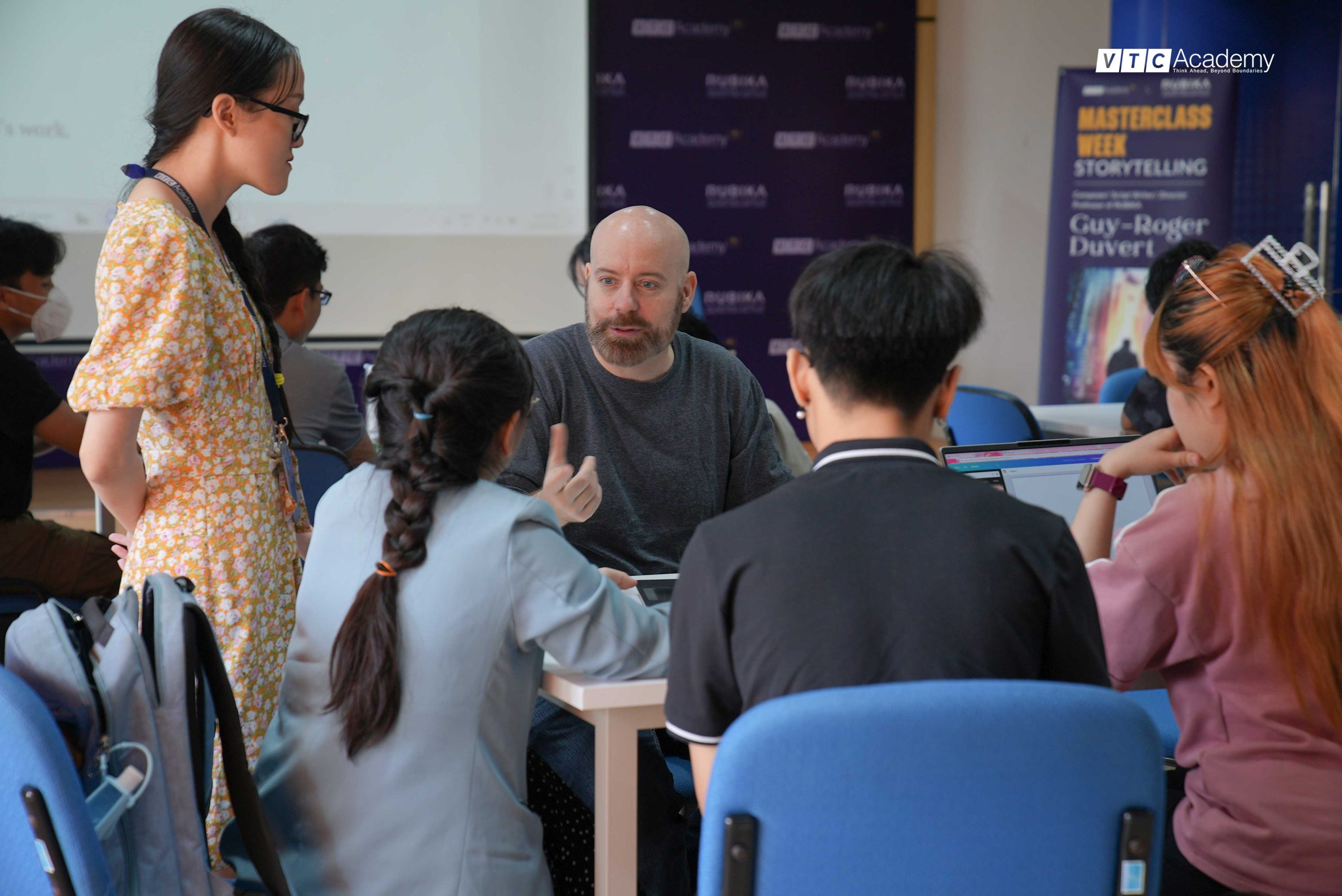 Thực hành xây dựng câu chuyện (storytelling) ấn tượng cùng giảng viên RUBIKA: Đạo diễn Guy-Roger Duvert 6 Ong Guy Roger Duvert cung hoc vien VTCA scaled