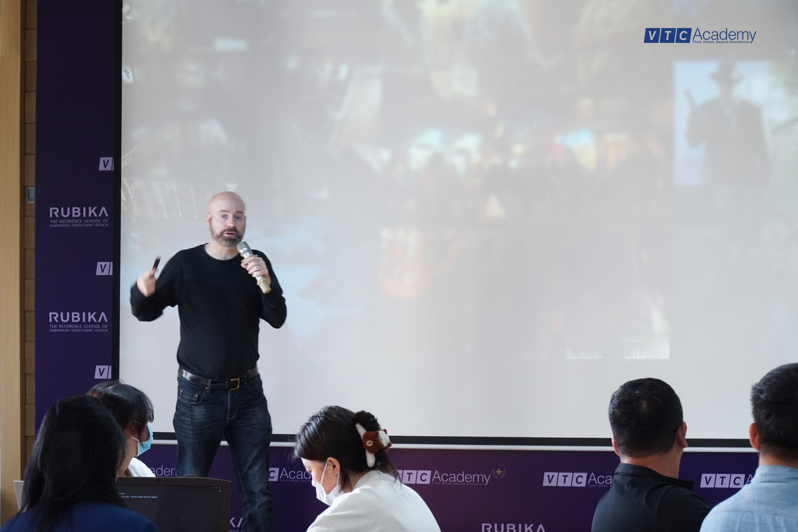 “Nâng trình” xây dựng cốt truyện cùng đạo diễn nổi tiếng Guy-Roger Duvert 4 Ong Guy Roger Duvert giang day buoi 4 scaled