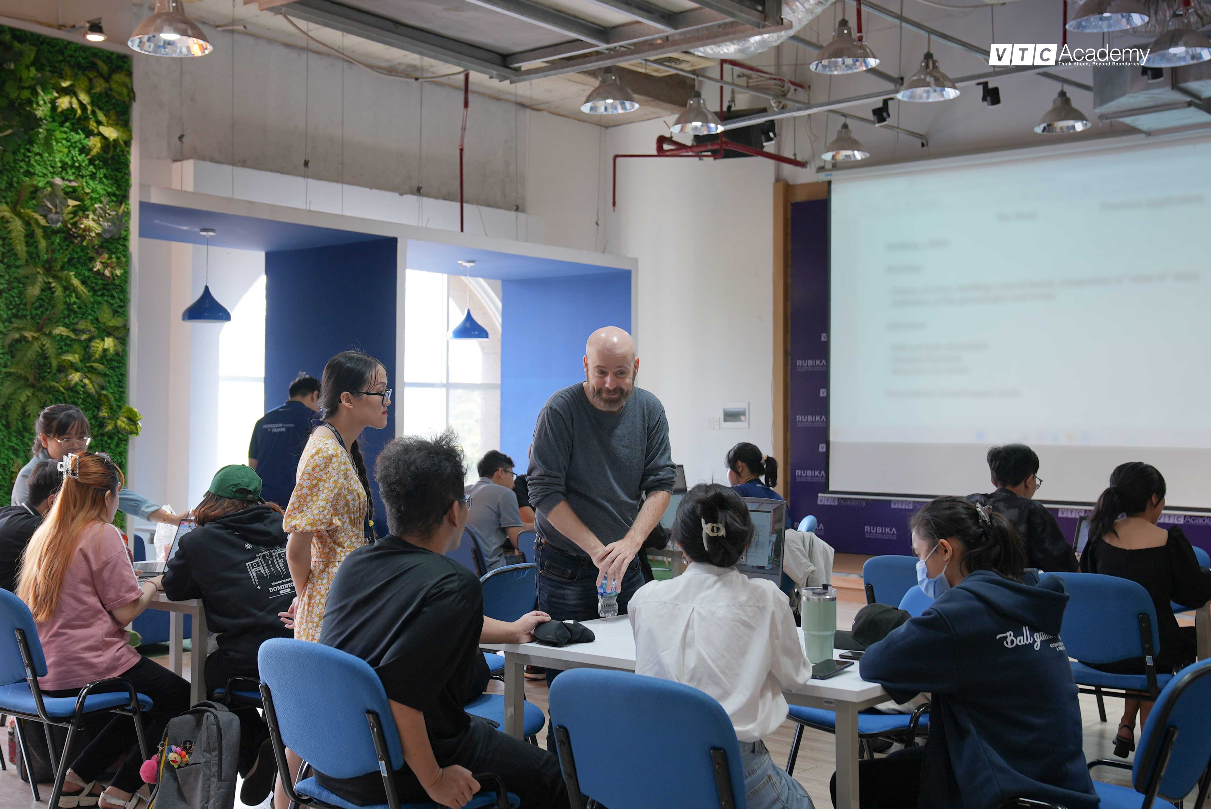 Ong Guy Roger Duvert giang day