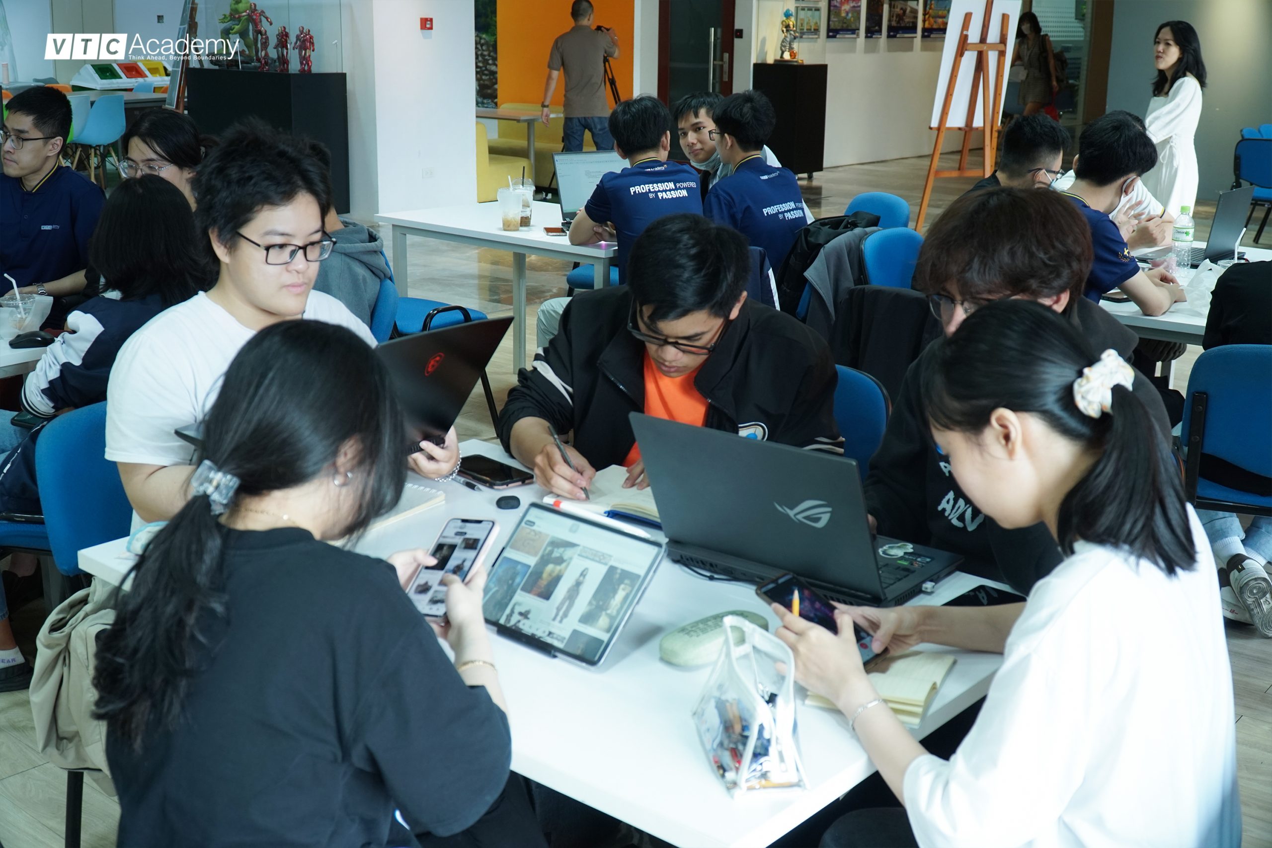 Đạo diễn Guy-Roger Duvert đã mang đến một buổi học thực hành về Storytelling nhiều cảm hứng và đam mê 5 Thuc hanh storytelling theo nhom scaled