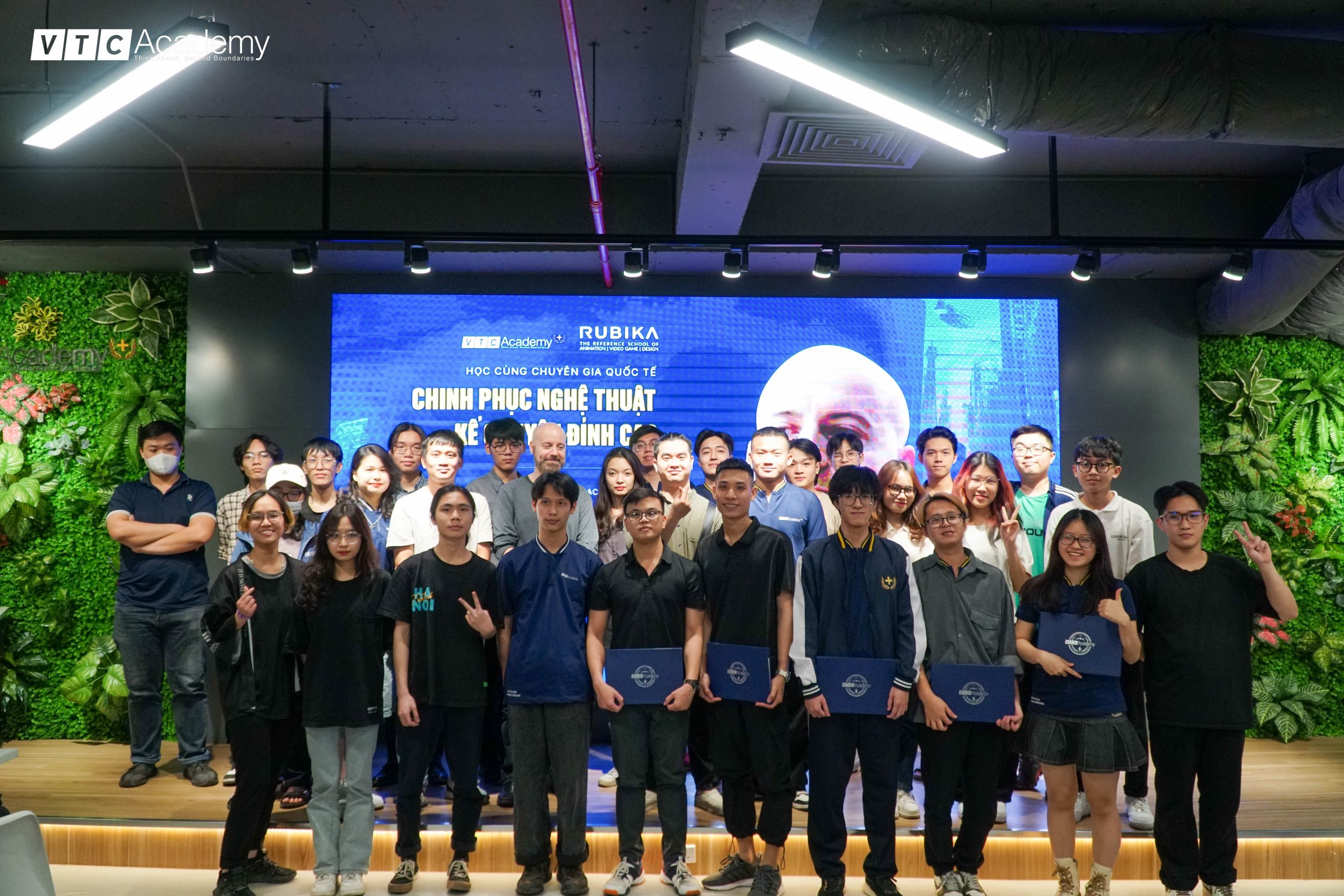 Học viên VTC Academy Hà Nội trải nghiệm một ngày học cùng giảng viên thỉnh giảng RUBIKA: ông Guy-Roger Duvert 16 chup hinh ki niem masterclass scaled