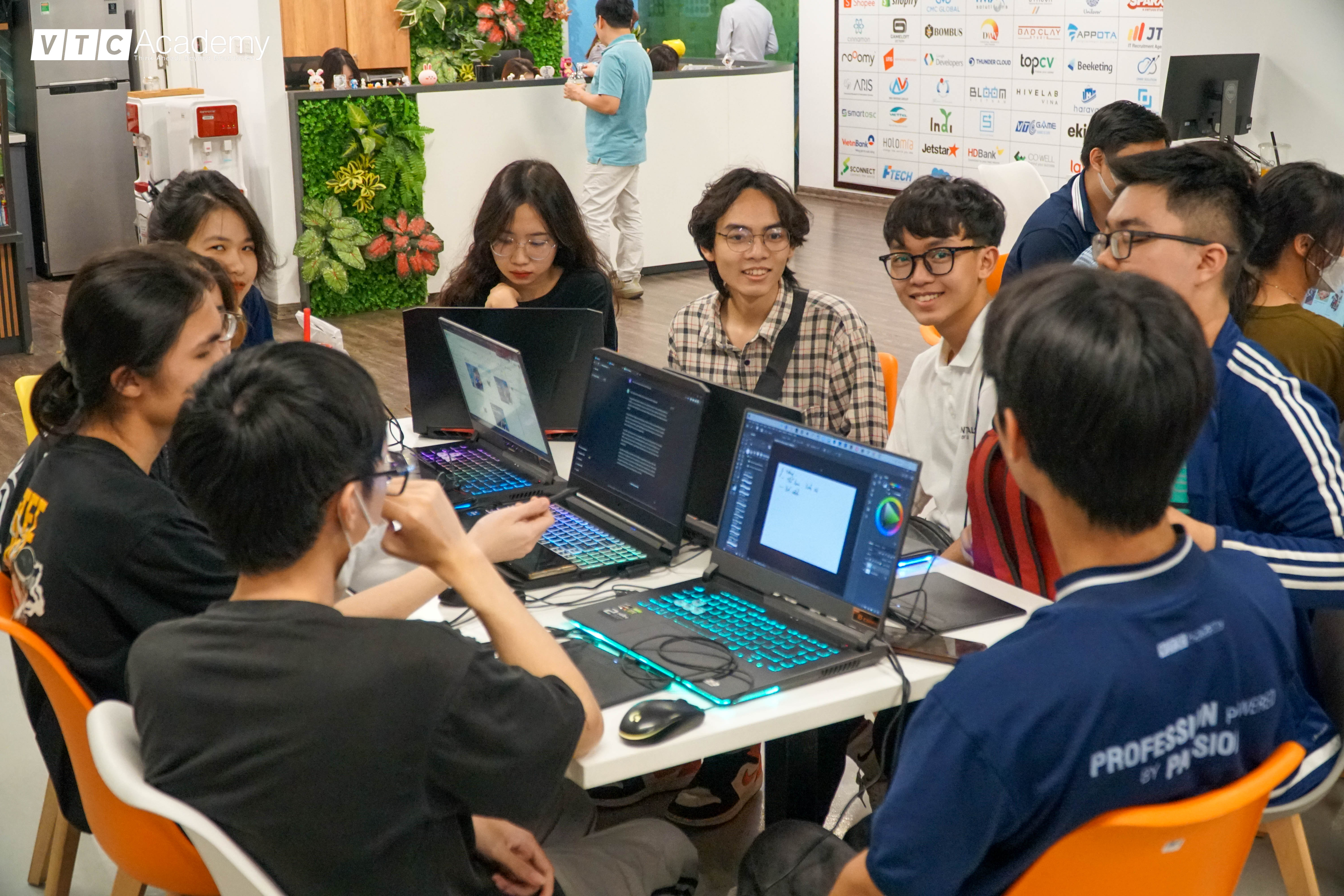 VTC Academy Hanoi students experience a day of learning with RUBIKA expert: Guy-Roger Duvert 15 day 5 masterclass