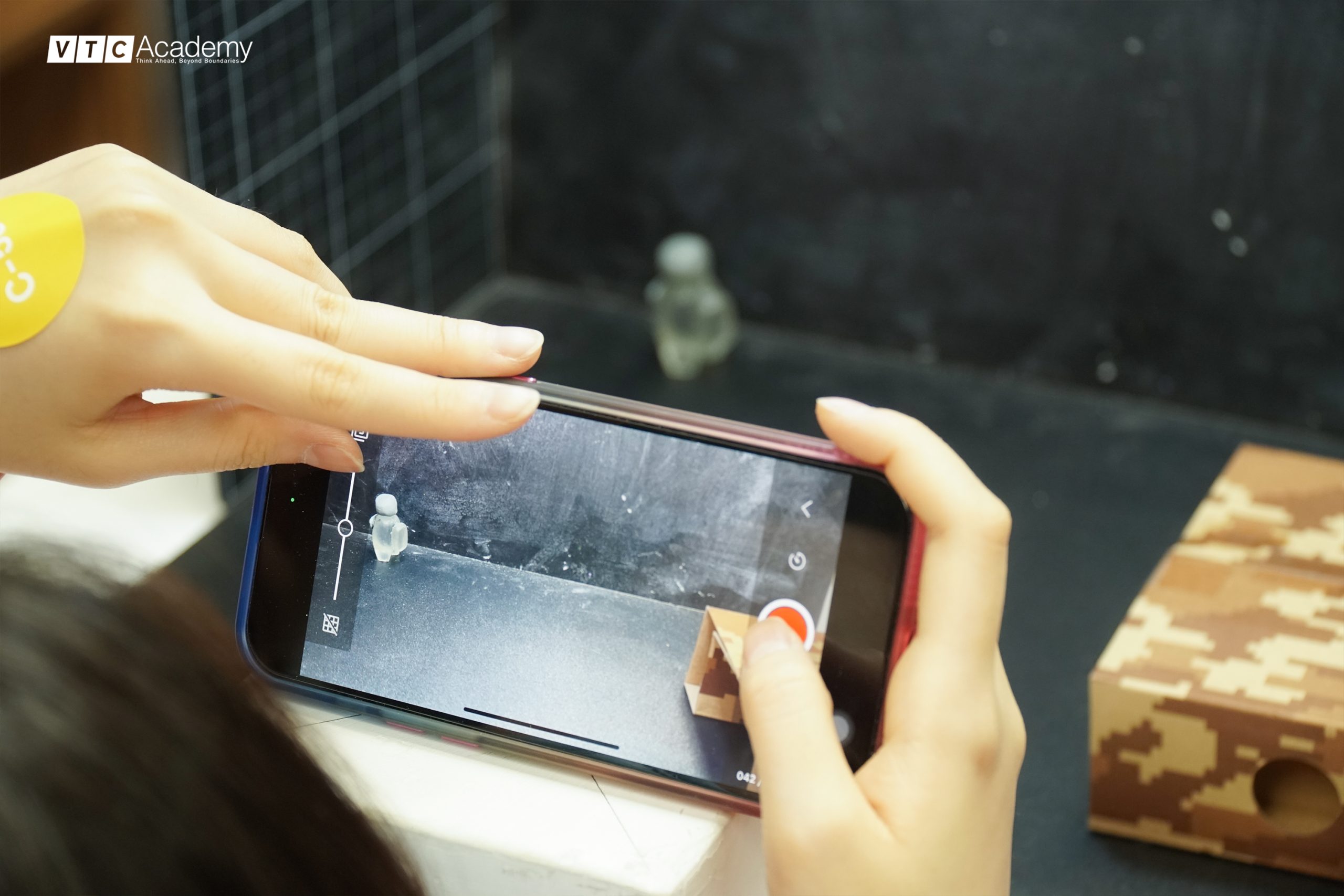 Đạo diễn Guy-Roger Duvert đã mang đến một buổi học thực hành về Storytelling nhiều cảm hứng và đam mê 9 film making scaled