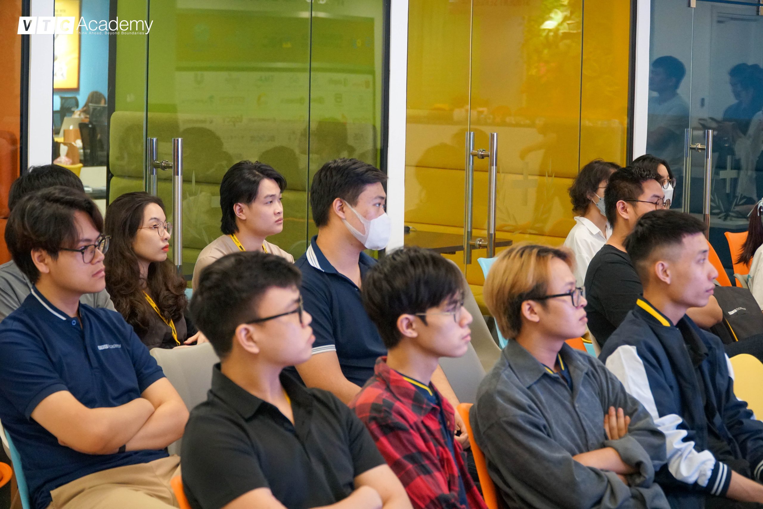 Học viên VTC Academy Hà Nội trải nghiệm một ngày học cùng giảng viên thỉnh giảng RUBIKA: ông Guy-Roger Duvert 4 hoc vien vtca 1 scaled