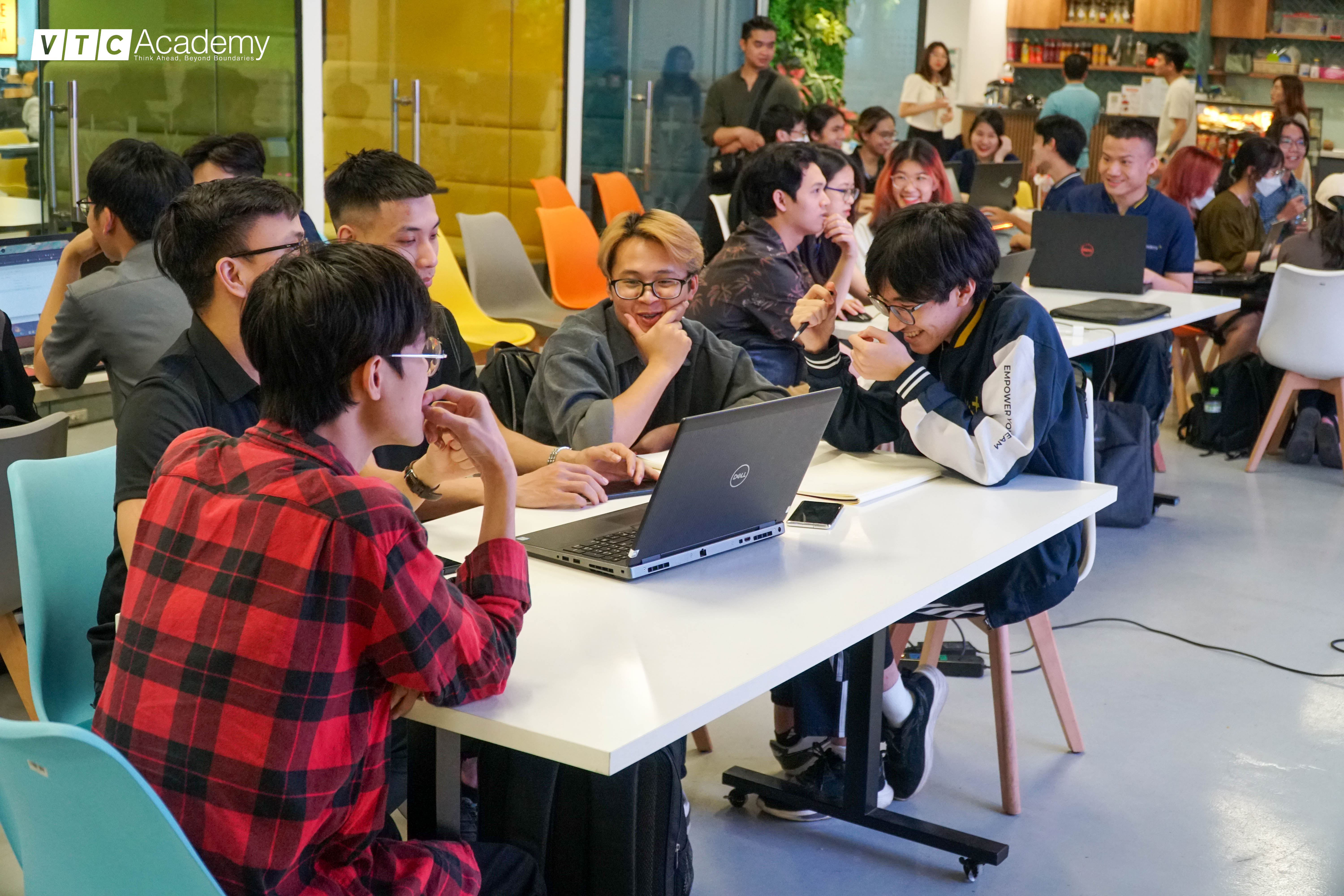 VTC Academy Hanoi students experience a day of learning with RUBIKA expert: Guy-Roger Duvert 9 hoc vien vtca tai lop hoc