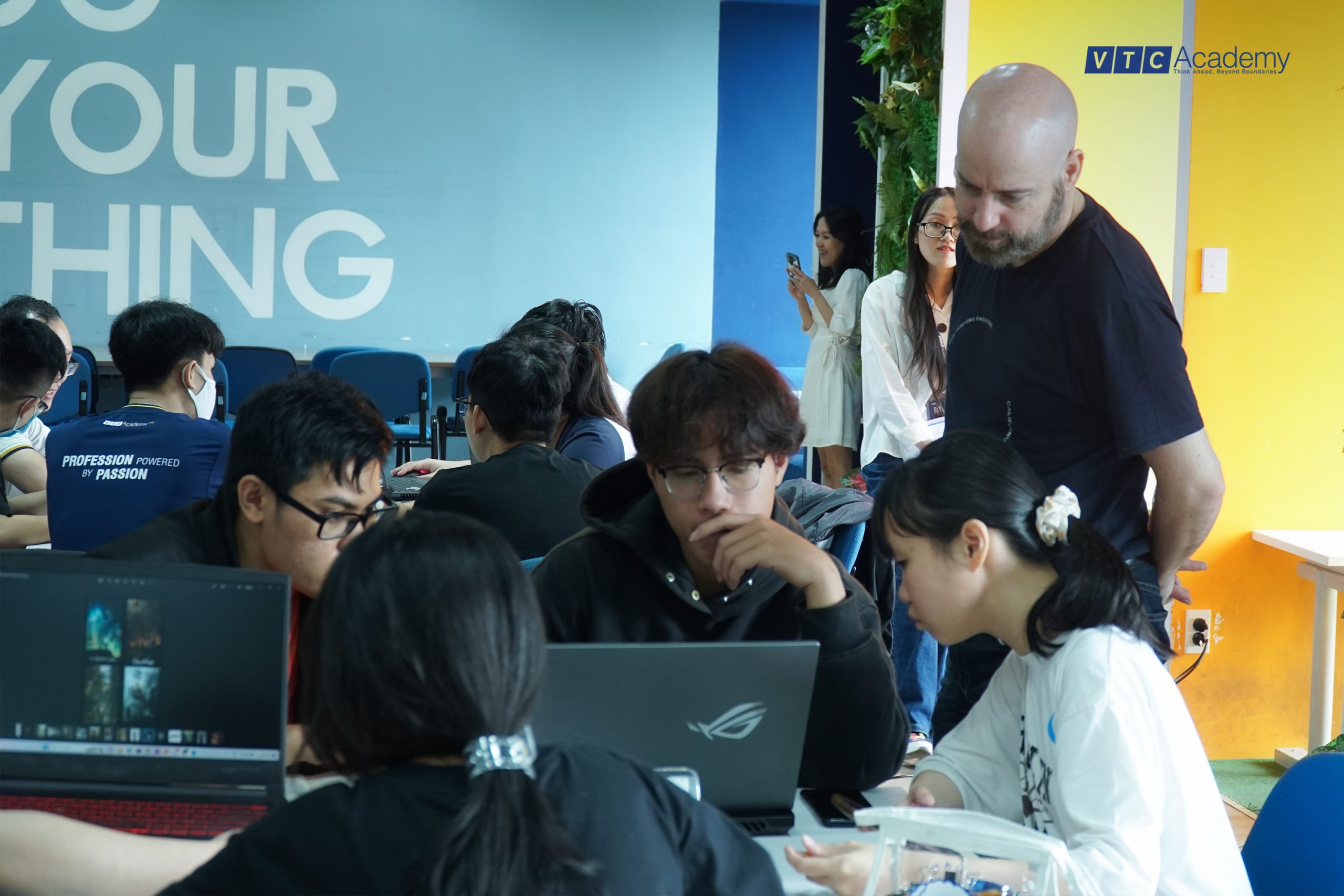 Đạo diễn Guy-Roger Duvert đã mang đến một buổi học thực hành về Storytelling nhiều cảm hứng và đam mê 2 lop hoc masterclass ngay 3 scaled