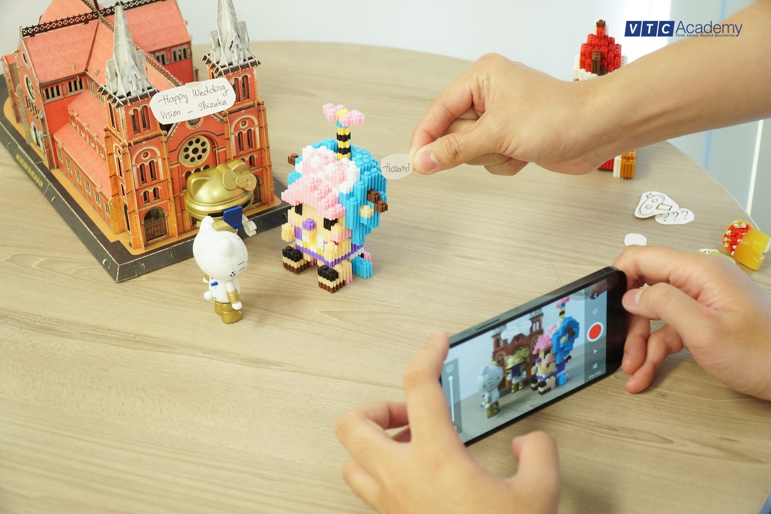 Đạo diễn Guy-Roger Duvert đã mang đến một buổi học thực hành về Storytelling nhiều cảm hứng và đam mê 8 lop hoc stop motion scaled