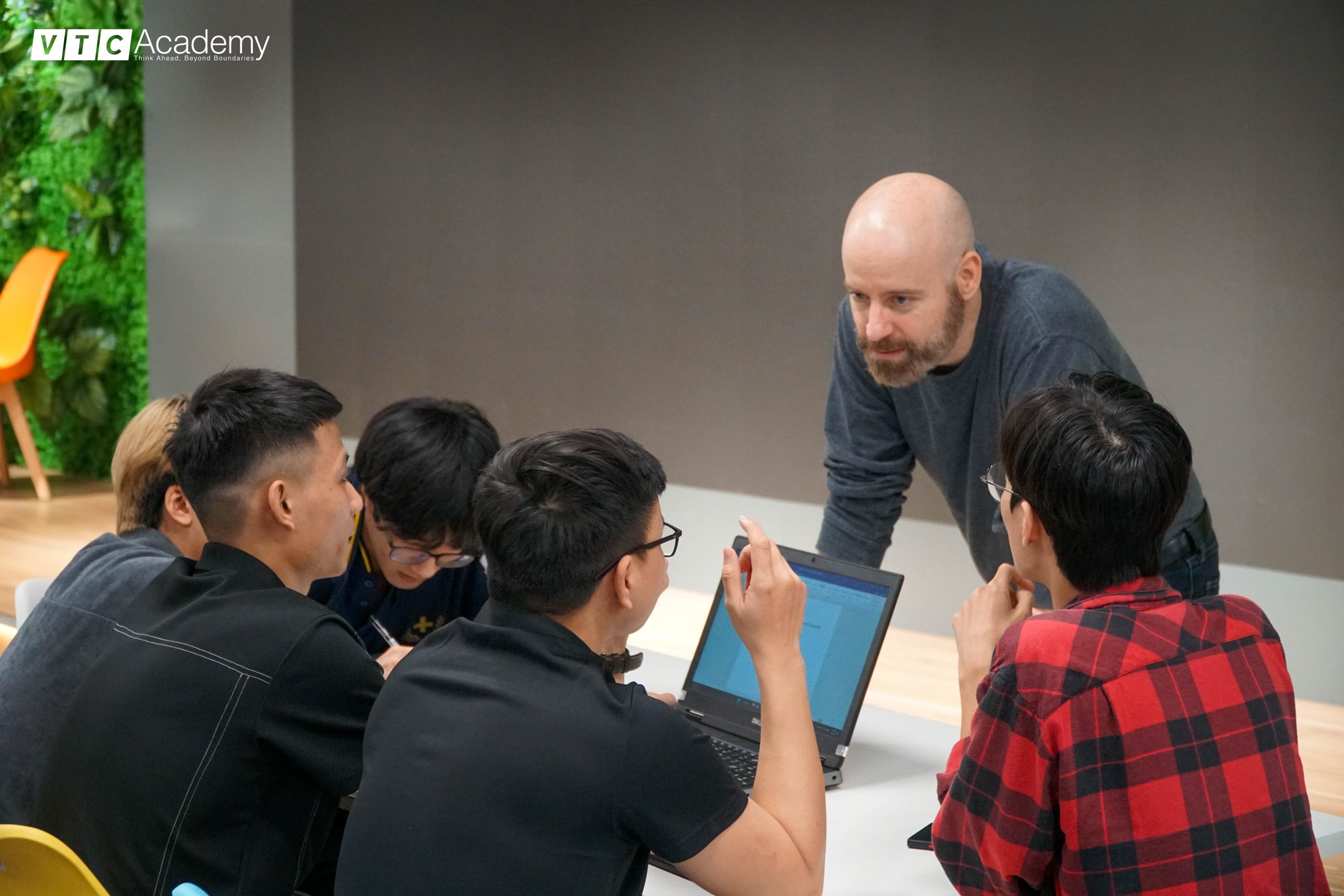 Học viên VTC Academy Hà Nội trải nghiệm một ngày học cùng giảng viên thỉnh giảng RUBIKA: ông Guy-Roger Duvert 8 ong guy roger duvert cung hoc vien scaled