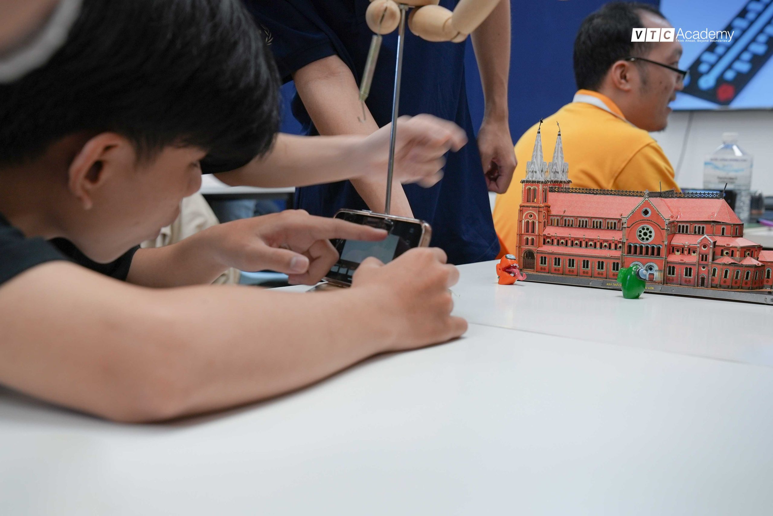 Thực hành xây dựng câu chuyện (storytelling) ấn tượng cùng giảng viên RUBIKA: Đạo diễn Guy-Roger Duvert 12 san pham scaled