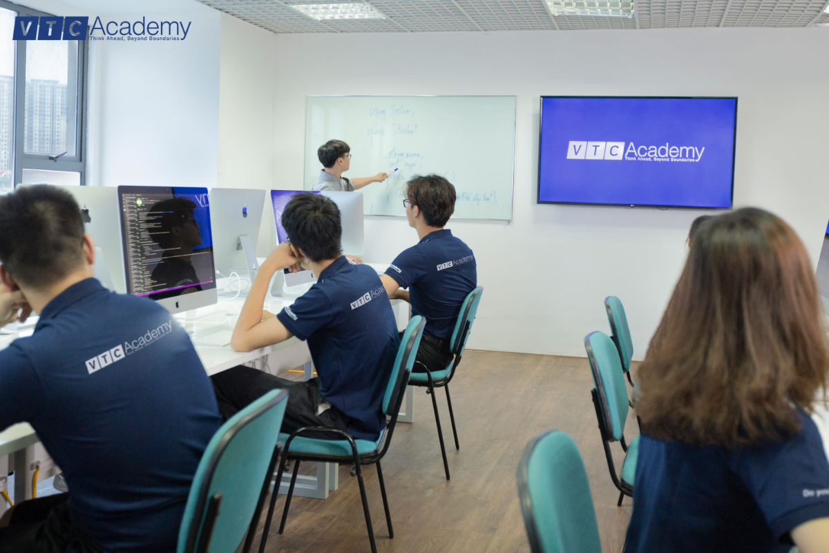 Học lập trình game bắt đầu từ đâu? Chi tiết lộ trình cho người mới 2024 2 lam-quen-voi-kien-thuc-lap-trinh-co-ban