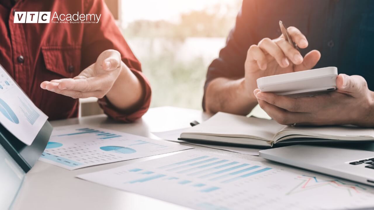 Digital Marketing lương bao nhiêu? So sánh mức lương của từng vị trí 2 muc-luong-la-yeu-to-duoc-nhieu-nhan-su-nganh-digital-marketing-quan-tam