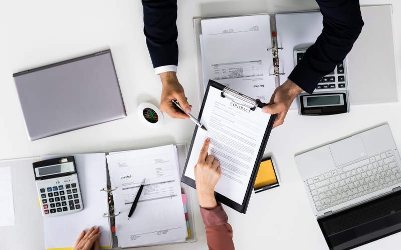 Giải mã nghề Nhân viên chứng từ xuất nhập khẩu (Documentation Staff): Từ người mới bắt đầu đến chuyên gia Logistics 3 Công việc của một "nhạc trưởng" chứng từ: Điều phối một lô hàng từ A-Z